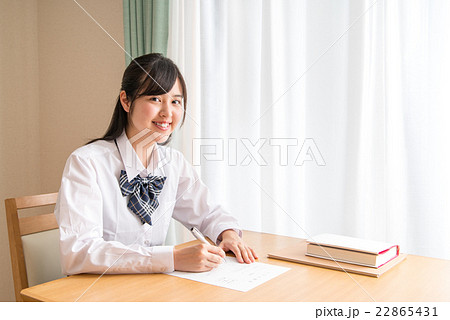 大学の願書を書く女子高生 大学の願書を書く女子高生 22865431
