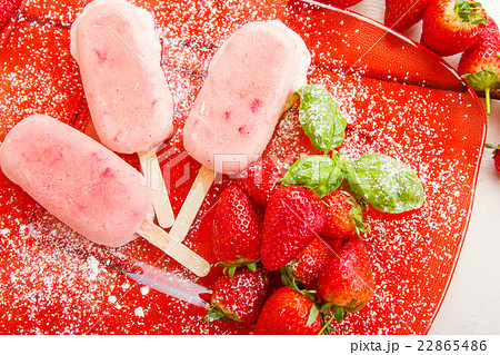 Ice cream popsicles with fresh strawberries 22865486
