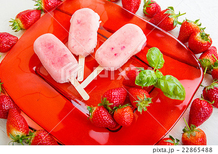 Ice cream popsicles with fresh strawberries 22865488