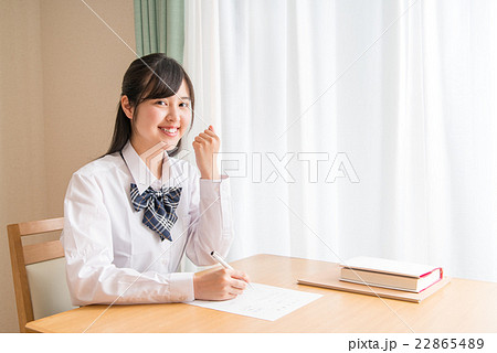 大学の願書を書く女子高生 大学の願書を書く女子高生 22865489