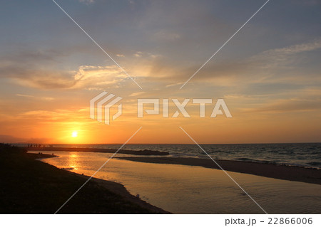 小浜島の朝焼けのビーチ 22866006