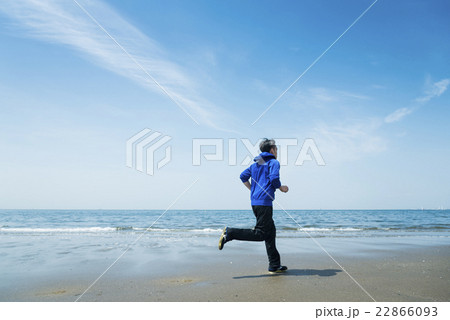 海岸でランニングする若者 22866093
