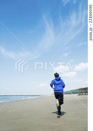 海岸でランニングする若者 22866096