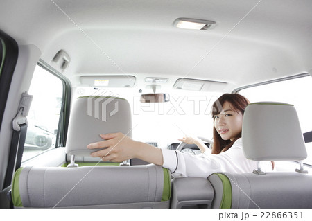 クルマをバックさせる若い女性 クルマをバックさせる若い女性 22866351