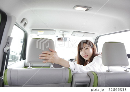 クルマをバックさせる若い女性 22866353