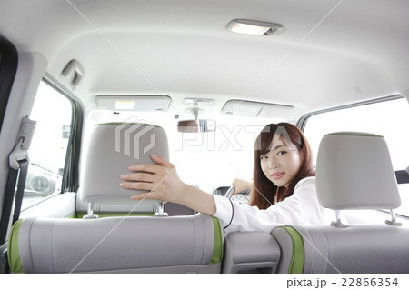 クルマをバックさせる若い女性 クルマをバックさせる若い女性 22866354