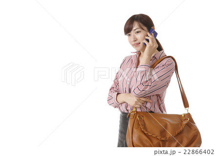スマホで通話をする若い女性 22866402
