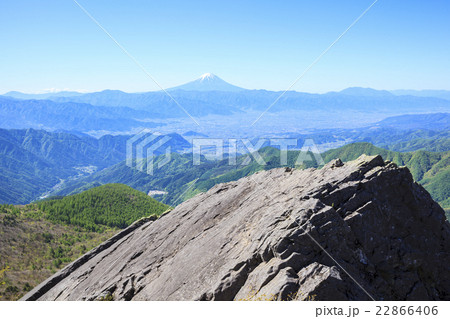乾徳山の髭剃岩から望む富士山と甲府盆地 山梨県 山梨市 乾徳山の髭剃岩から望む富士山と甲府盆地 山梨県 山梨市 22866406