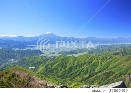 乾徳山山頂から望む富士山と甲府盆地 山梨県 山梨市 乾徳山山頂から望む富士山と甲府盆地 山梨県 山梨市 22866499