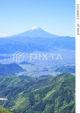 乾徳山山頂から望む富士山と甲府盆地　山梨県　山梨市 22866502