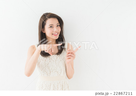 白いワンピースの女性（指差し） 22867211