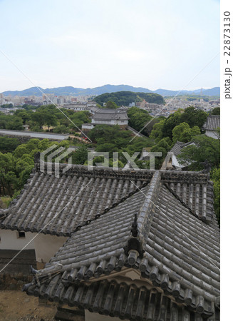 世界遺産「姫路城」乾小天守から水二門と西の丸、姫路市西部を見る 22873130