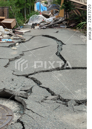 亀裂の入った道路 亀裂の入った道路 22873720
