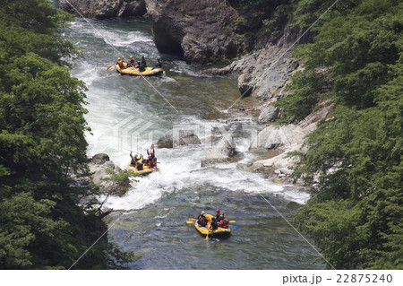 初夏の諏訪峡とラフティングボート 22875240