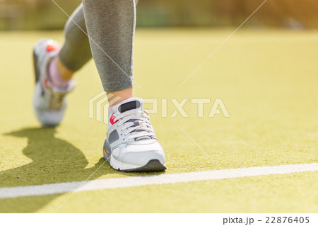 Sportswoman start running at the stadium 22876405