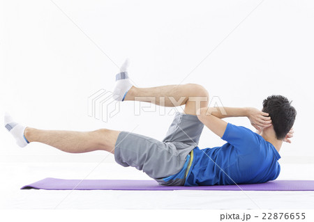 筋トレする若い男性 22876655