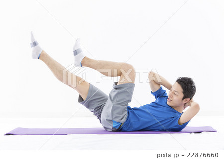 筋トレする若い男性 22876660
