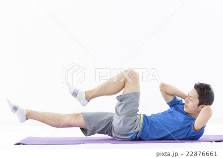 筋トレする若い男性 22876661
