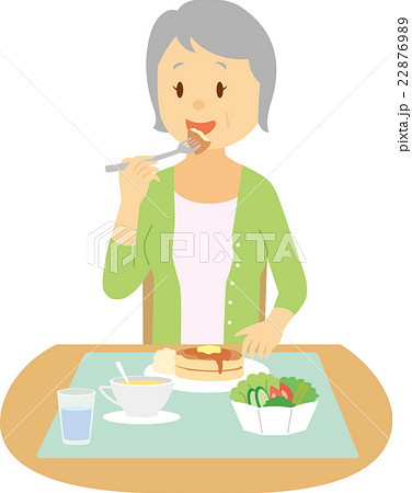 一人で楽しく食事をするシニア女性 22876989