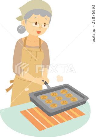 お菓子作りを楽しむシニア女性 22876993