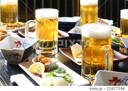 居酒屋の生ビールと料理の写真素材