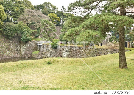 東京名所案内皇居案内・乾通から東御苑に抜ける西桔橋(にしはねばし)・横位置 東京名所案内皇居案内・乾通から東御苑に抜ける西桔橋(にしはねばし)・横位置 22878050