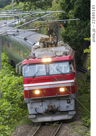 【縦構図】カシオペア紀行（EH800けん引）　道南いさりび鉄道線渡島当別ー矢不来（信）間 22880185