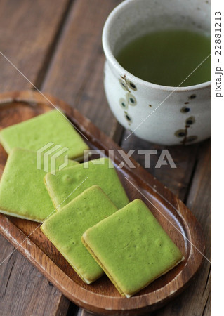 抹茶ラングドシャクッキーと温かい緑茶 抹茶ラングドシャクッキーと温かい緑茶 22881213