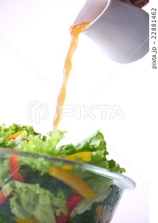 野菜サラダにドレッシングをかける 22881462