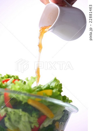 野菜サラダにドレッシングをかける 野菜サラダにドレッシングをかける 22881463