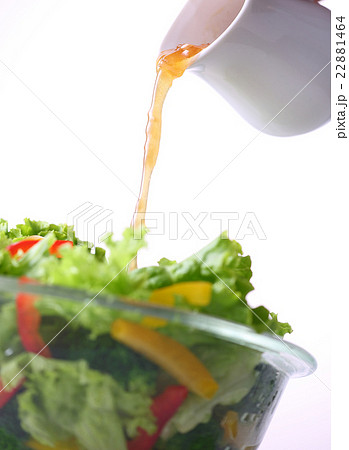 野菜サラダにドレッシングをかけるの写真素材 22881464 Pixta