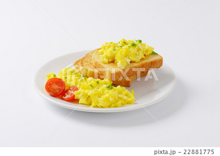 scrambled eggs with toast 22881775