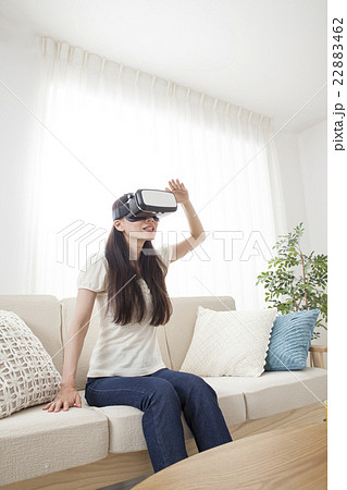 VR機器で仮想現実に浸る女性 VR機器で仮想現実に浸る女性 22883462