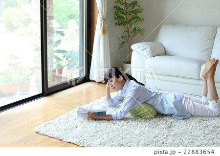 寝転んで雑誌を読む主婦 22883654
