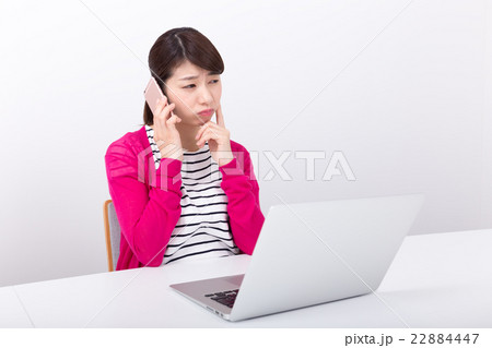 若い女性(パソコンとスマートフォン) 若い女性(パソコンとスマートフォン) 22884447