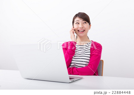若い女性(パソコンとスマートフォン) 若い女性(パソコンとスマートフォン) 22884448