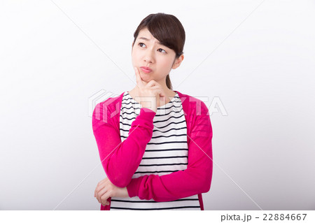 考える若い女性 22884667