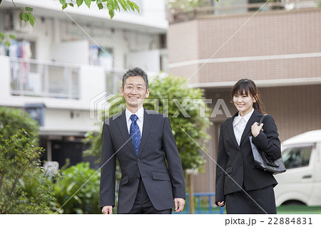 営業回りの上司と部下 22884831