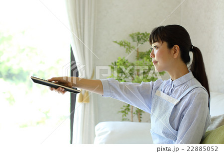 テレビのリモコンを操作する主婦 22885052