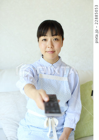 テレビのリモコンを操作する主婦 22885053