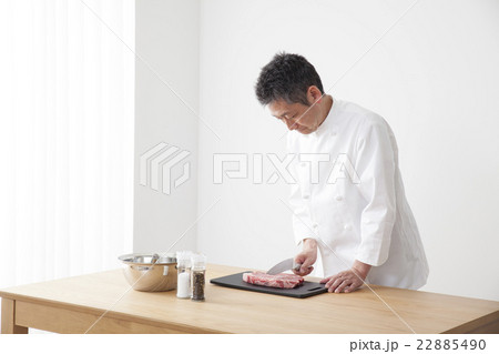 牛肉を下拵えするシェフ 22885490
