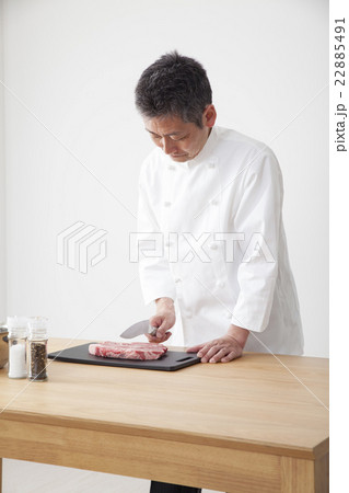 牛肉を下拵えするシェフ 22885491