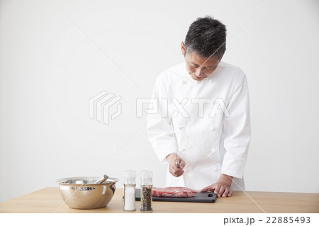 牛肉を下拵えするシェフ 牛肉を下拵えするシェフ 22885493