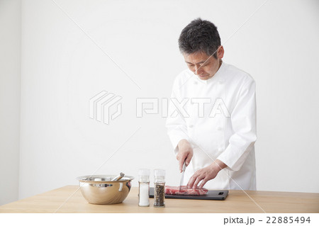牛肉を下拵えするシェフ 22885494