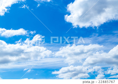 爽やかな空　梅雨の中休み　初夏の空と雲　いろんな雲　コピースペース　文字欄 22885767