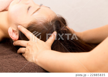 頭 ヘッドマッサージ 頭皮マッサージ 美容イメージ エステ 女性 リラックス ビューティーイメージの写真素材 2255
