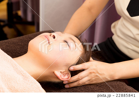 頭 ヘッドマッサージ 頭皮マッサージ 美容イメージ エステ 女性 リラックス ビューティーイメージの写真素材
