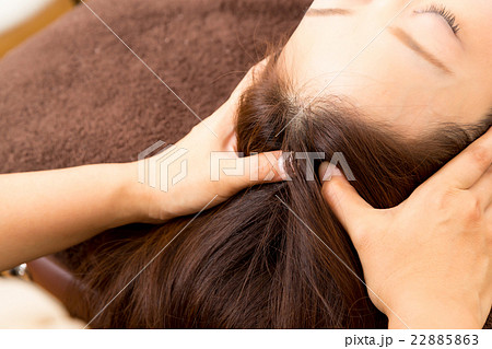 頭 ヘッドマッサージ 頭皮マッサージ 美容イメージ エステ 女性 リラックス ビューティーイメージの写真素材