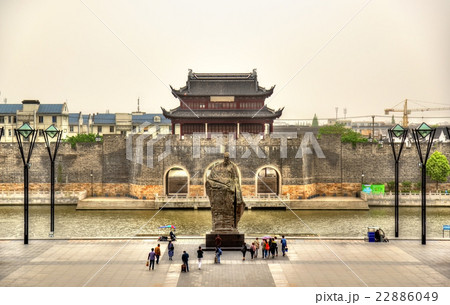 Statue of Fan Zhongyan and Pingmen Gate in Suzhou Statue of Fan Zhongyan and Pingmen Gate in Suzhou 22886049