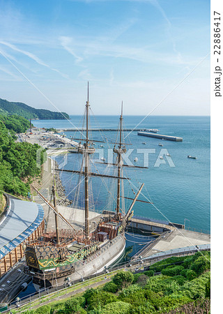 港湾に佇むガレオン船 22886417